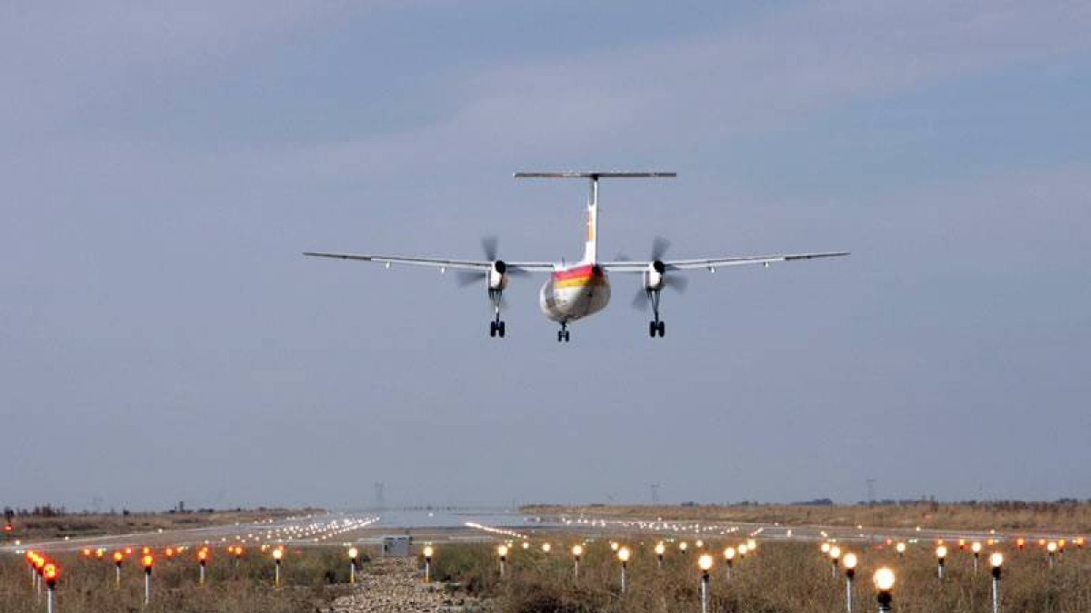 Un avión aterriza en el aeropuerto de Villanubla