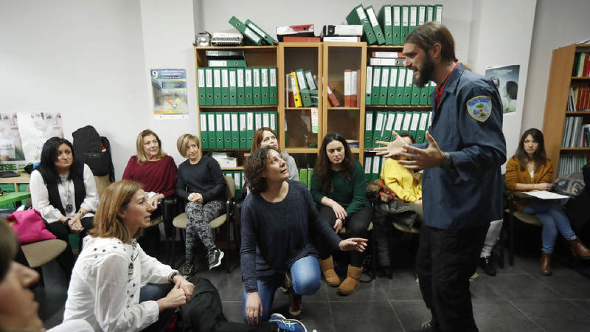 Simulacro de agresión en Satse para instruir a las enfermeras en técnicas de defensa personal. JESÚS F. SALVADORES