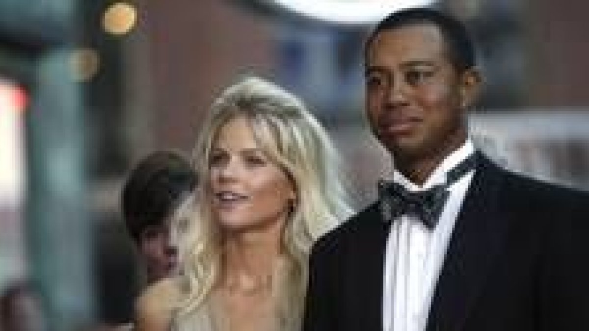 Tiger Woods llega con su novia a la gala de presentación de la Ryder Cup, que se celebró ayer