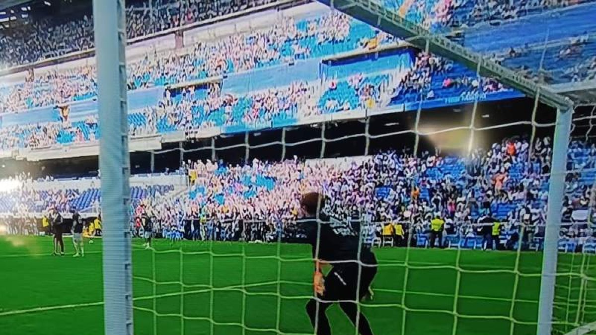 Fran González calienta ayer en el Santiago Bernabéu antes del partido Real Madrid-Athletic Club. DL