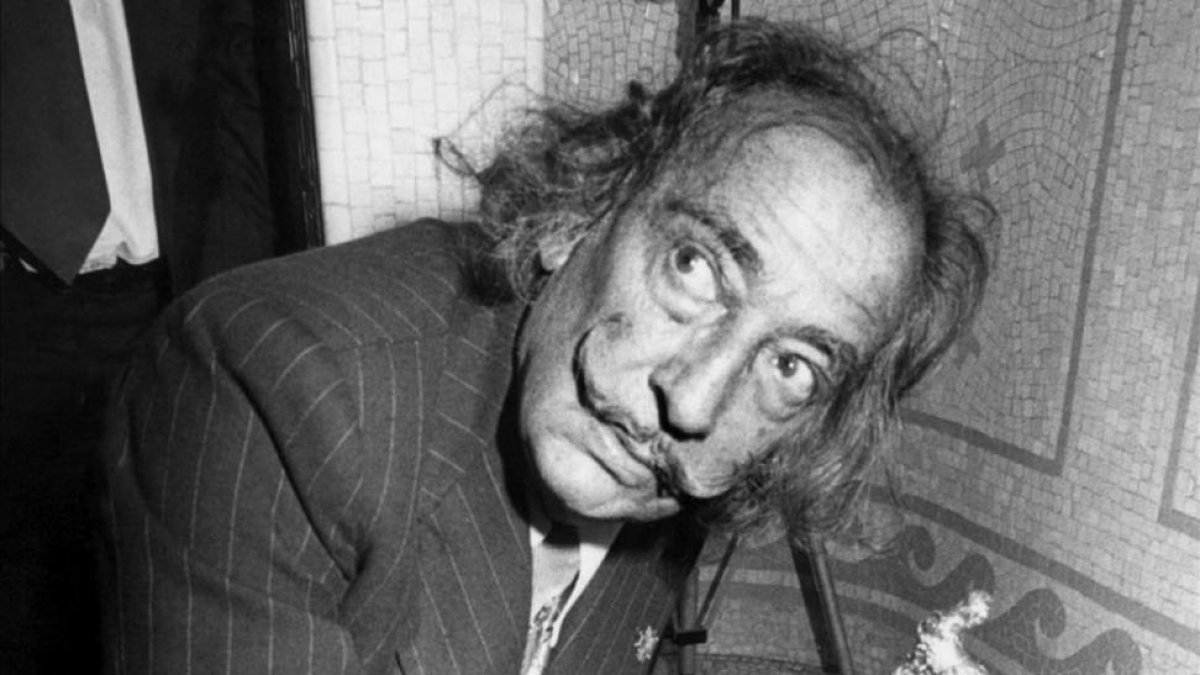 Salvador Dalí, durante una sesión fotográfica en 1974, que forma parte de la exposición 'Dalí, breaking news'.