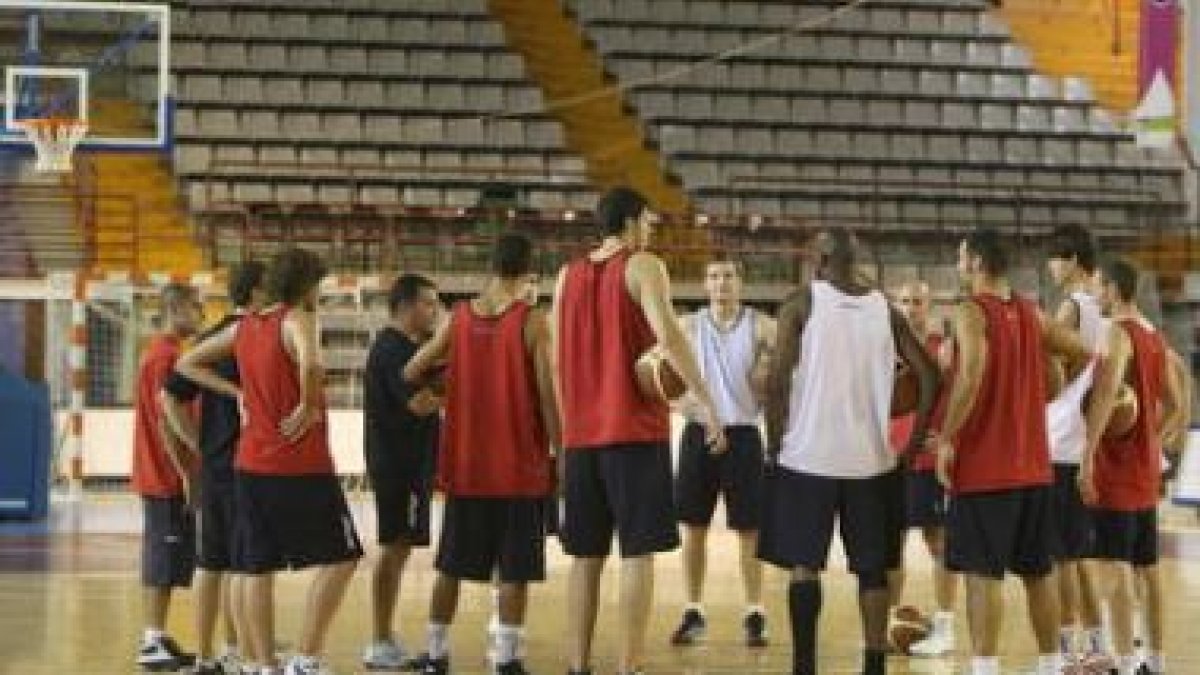 Los jugadores del Baloncesto León escuchan a De Grado durante un entrenamiento.