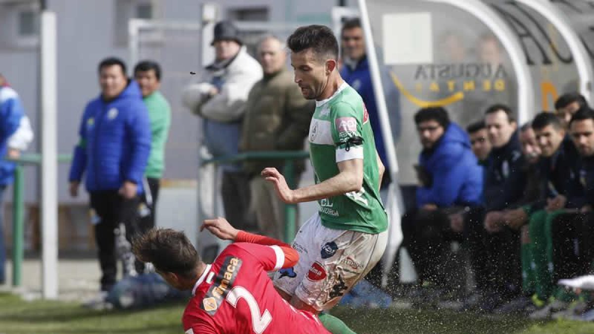 Ivi Vales se va del defensa del cacereño, Palero.