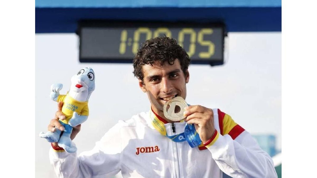 Viñuela muerde la medalla de oro conseguida en Doha. FCYL TRIATLON