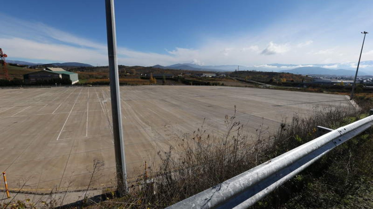 Los 25.000 metros de viñedos expropiados en Camponaraya se convirtieron en esta explanada para aparcar hasta 550 camiones.