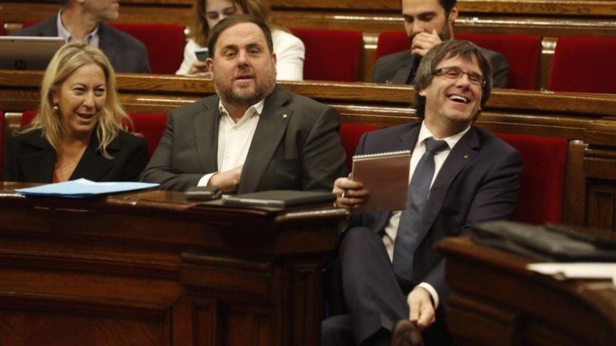El 'president' Carles Puigdemont, el vicepresidente Oriol Junqueras y la 'consellera' Neus Munté, en una sesión de control en el Parlament.