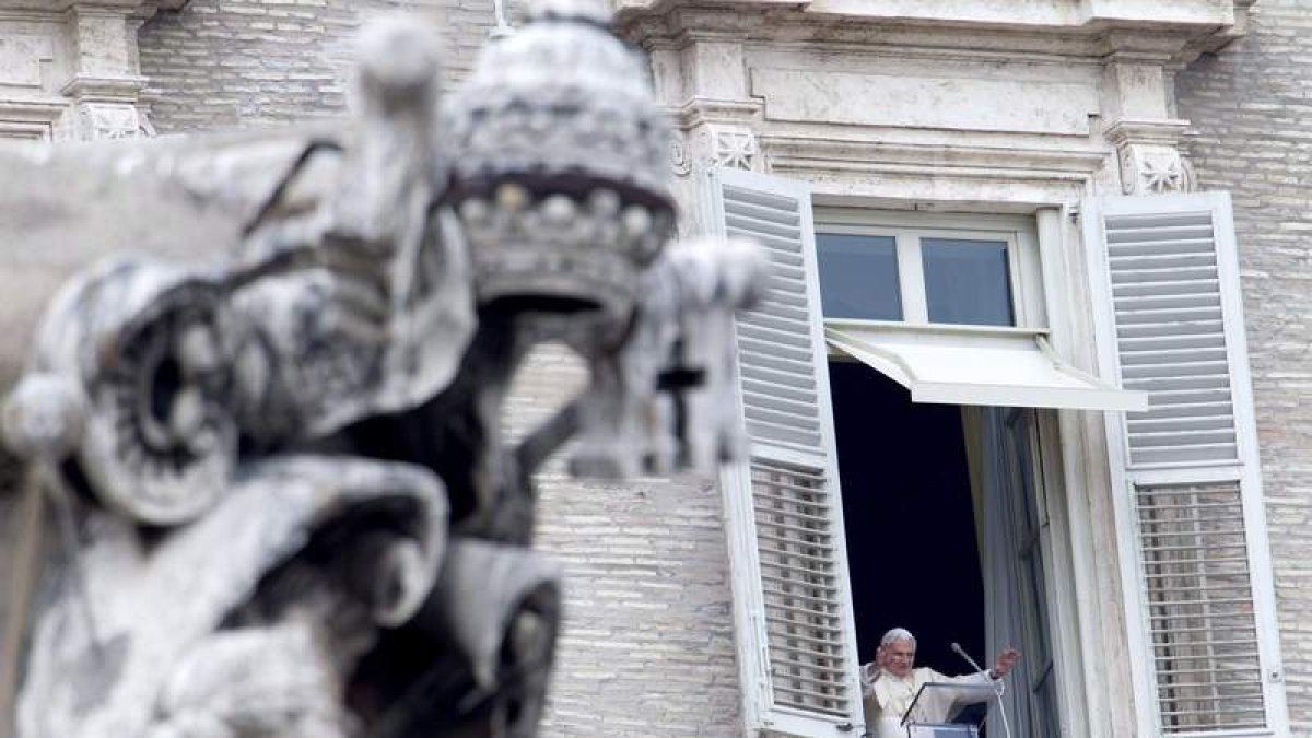 Benedicto XVI oficia la tradicional misa del Angelus.