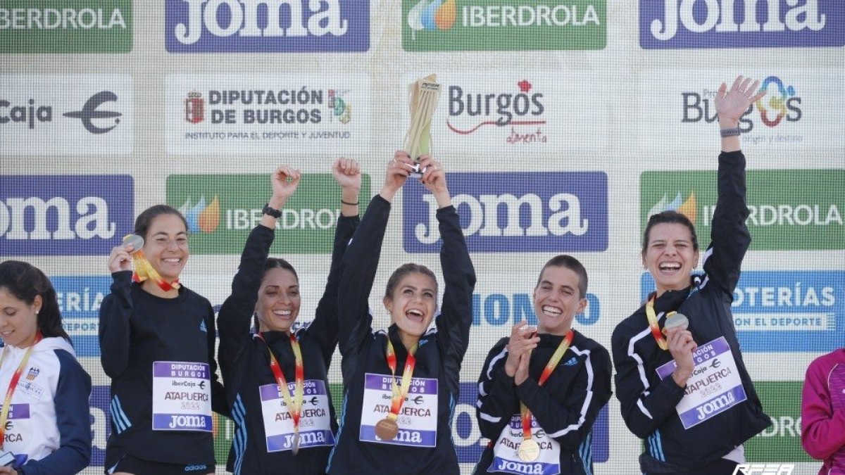 Nuria Lugueros, segunda por la izquierda en lo alto del podio del Nacional de Clubes con el Adidas. CROSS ATAPUERCA
