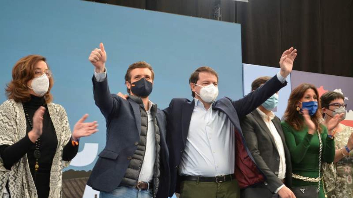 Pablo Casado junto a Fernández Mañueco ayer, en un mitin en Palencia. ALMUDENA ÁLVAREZ