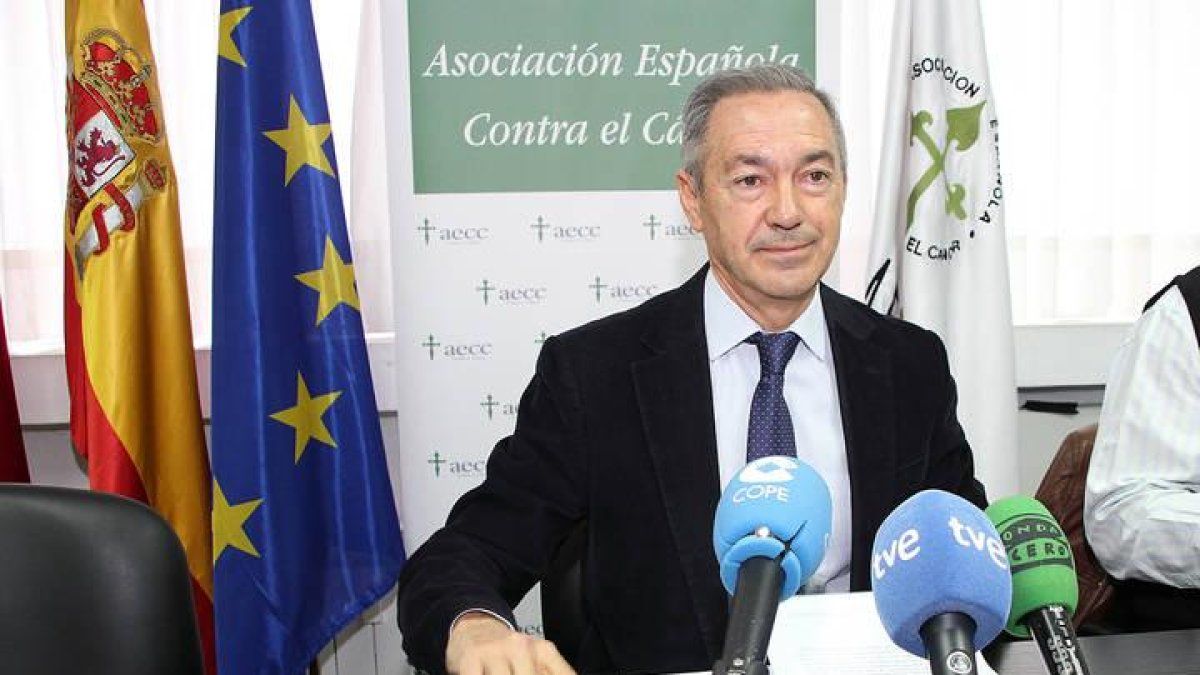 El presidente de la Asociación Española Contra el Cáncer de Castilla y León, Serafín de Abajo Olea, convoca una rueda de prensa para hablar sobre recursos sanitarios en Oncología en la provincia