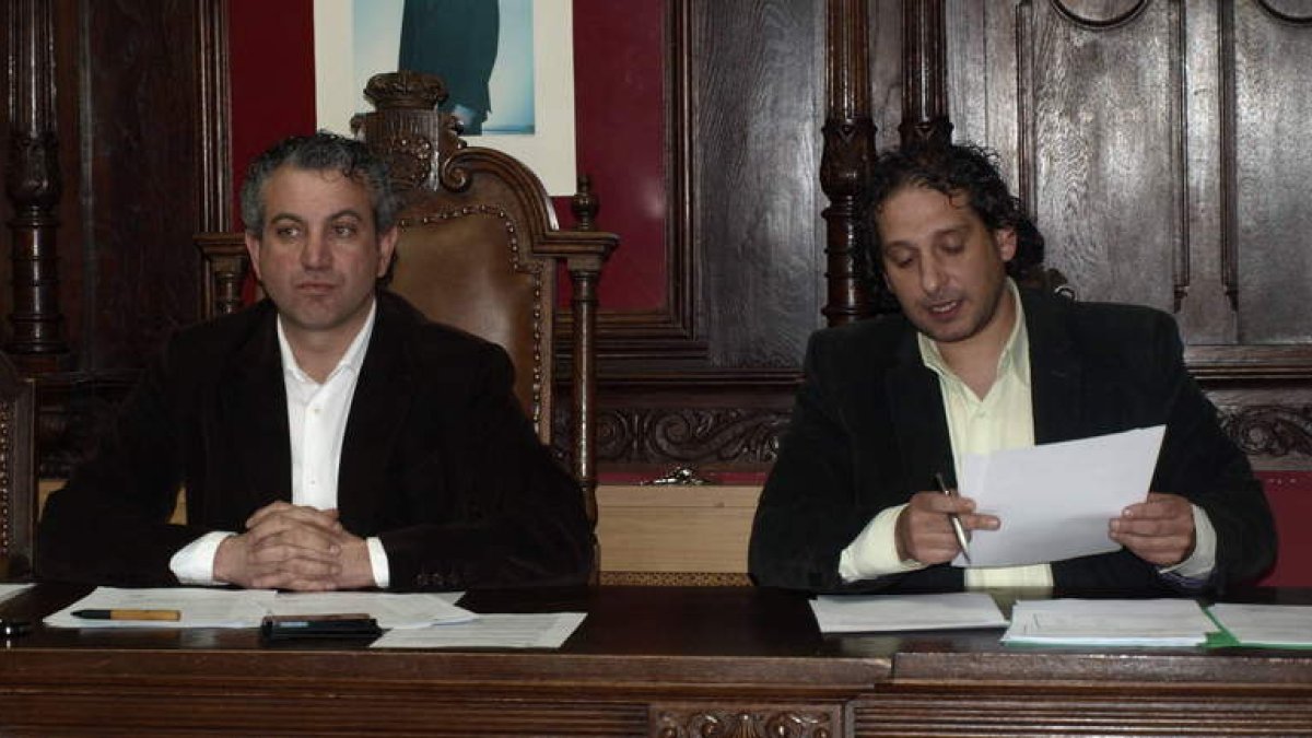 El alcalde de Cistierna, Nicanor Sen, y el concejal de Hacianda, Javier Arias, durante el pleno de presupuestos.