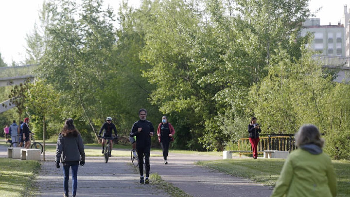 Reportaje de calle por el coronavirus, primer día que se permite hacer deporte y dar paseos. FERNANDO OTERO