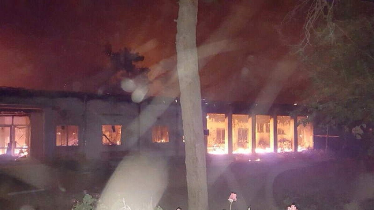 El hospital de Kunduz envuelto en llamas tras el bombardeo.