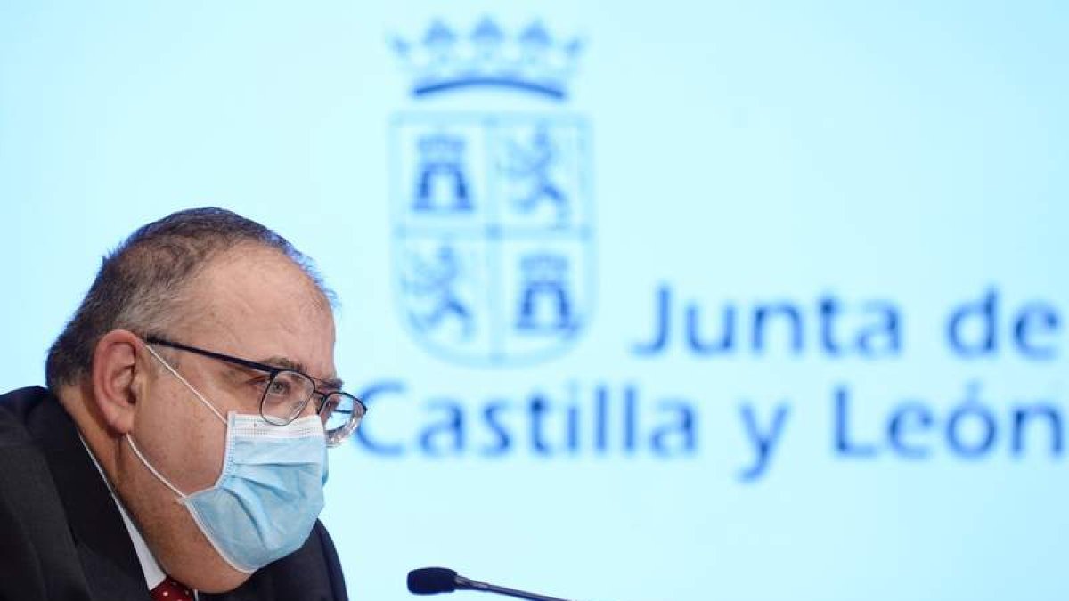 El consejero de Sanidad, Alejandro Vázquez, durante su primera rueda de prensa ayer en Valladolid. NACHO GALLEGO