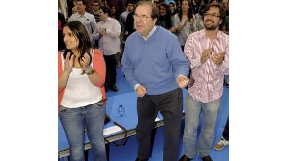 Herrera bailó con los jóvenes en Valladolid al ritmo de Los Secretos.