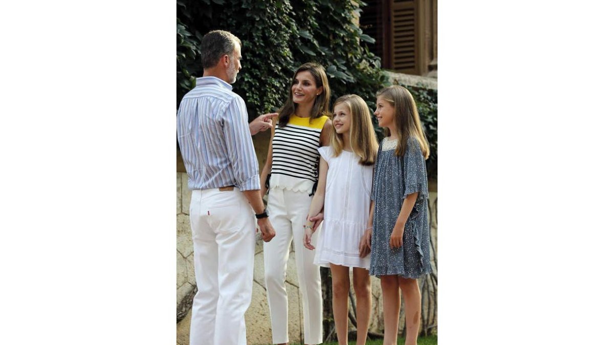 Los reyes Felipe y Letizia junto a sus hijas en el tradicional posado de verano. BALLESTEROS