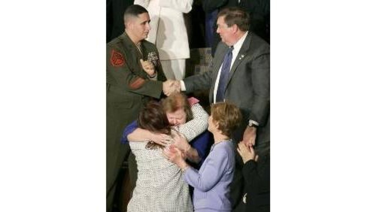 Laura Bush observa el abrazo de una iraquí y la madre de un soldado