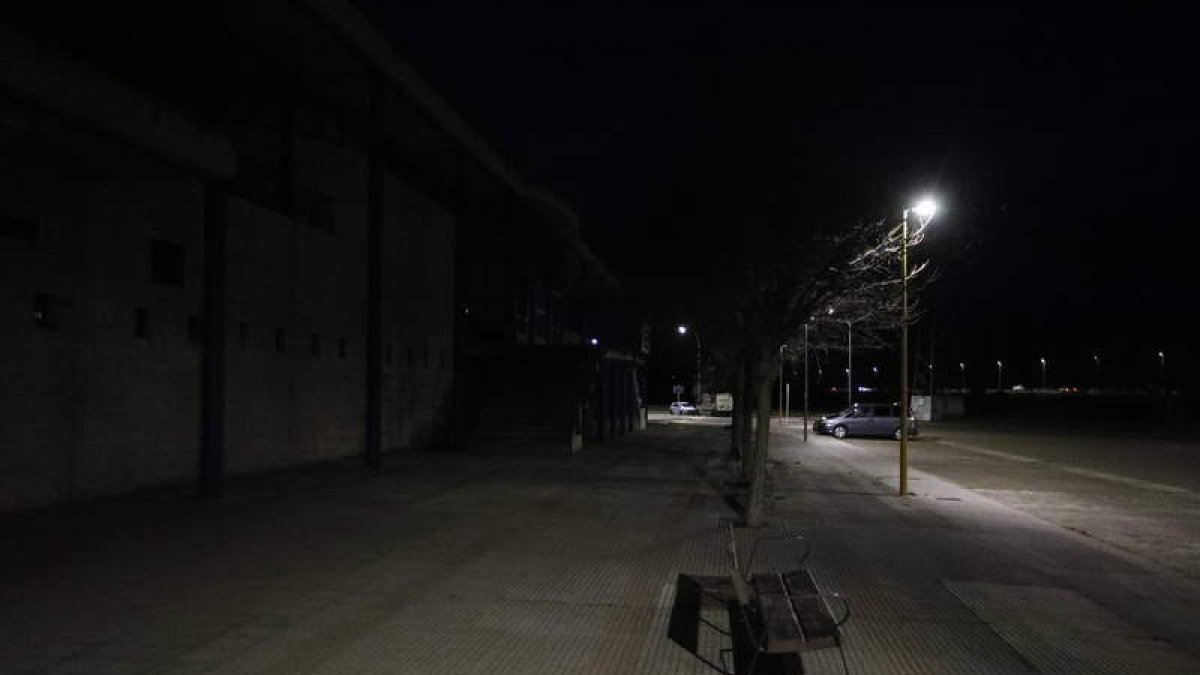 Imagen del entorno del pabellón del Polígono 10, donde la iluminación es deficiente. MARCIANO PÉREZ