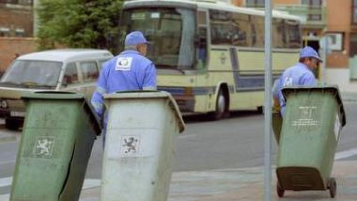 La nueva dotación de contenedores, papeleras y ceniceros se repartirá por la ciudad.