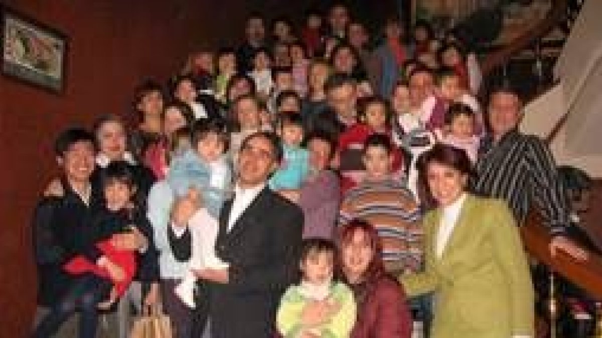 Las familias con niños chinos adoptados en una reunión en Astorga para celebrar el año nuevo chino