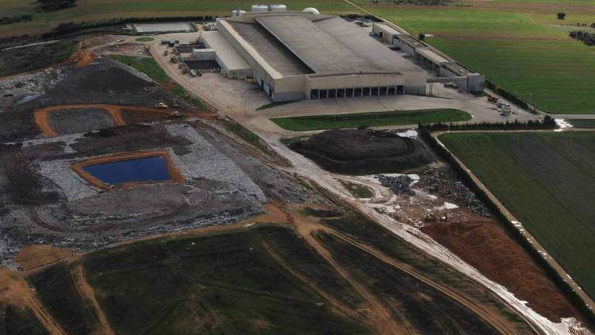 Imagen aérea del complejo del CTR en San Román de la Vega, donde puede apreciarse el vaso de residuos actual.