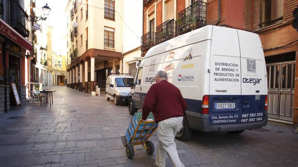 Un trabajador junto a una furgoneta