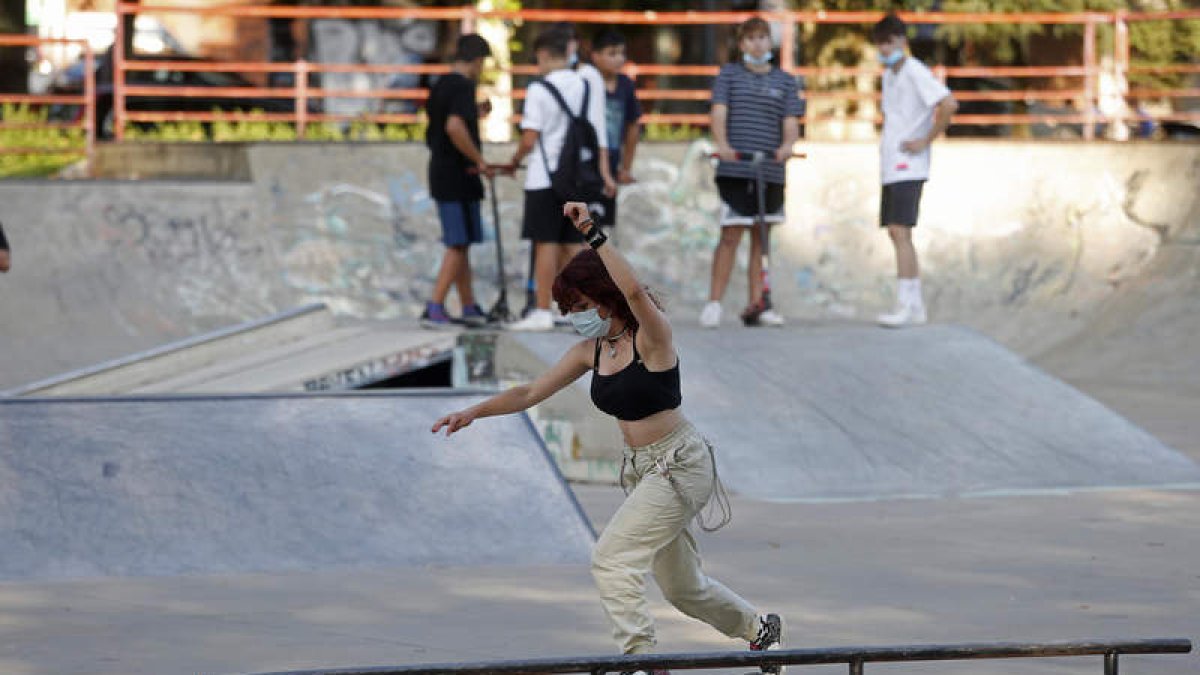 Una usuaria del skatepark de León practica sobre su tabla. FERNANDO OTERO