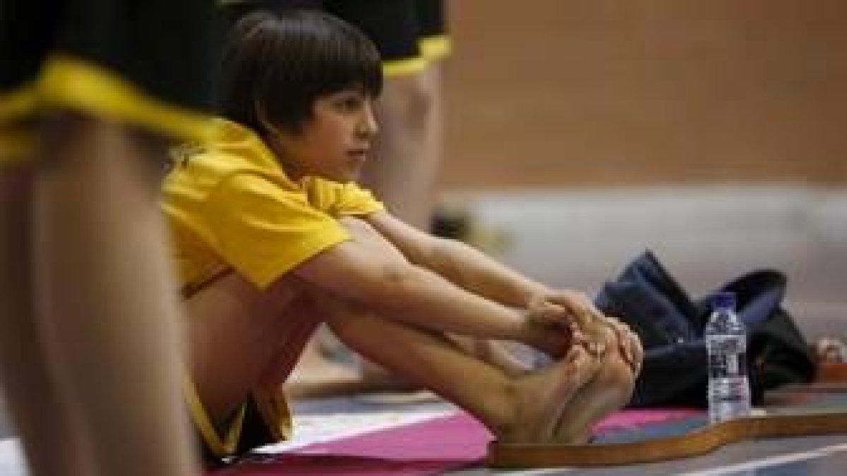 Un joven luchador se prepara ayer para saltar al corro