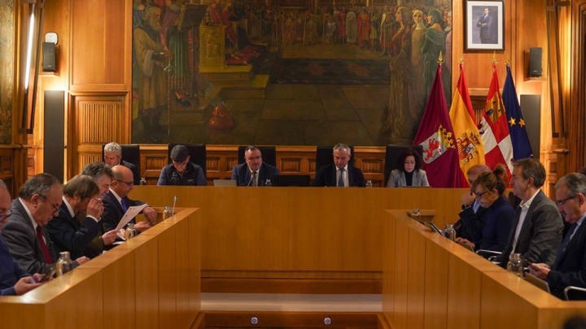 Un momento del Pleno ordinario de la Diputación celebrado esta mañana. MIGUEL F.B.