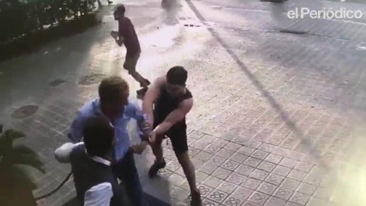 Captura de pantalla que muestra cómo actúan los ladrones de relojes, dando un tirón a un turista en Barcelona.