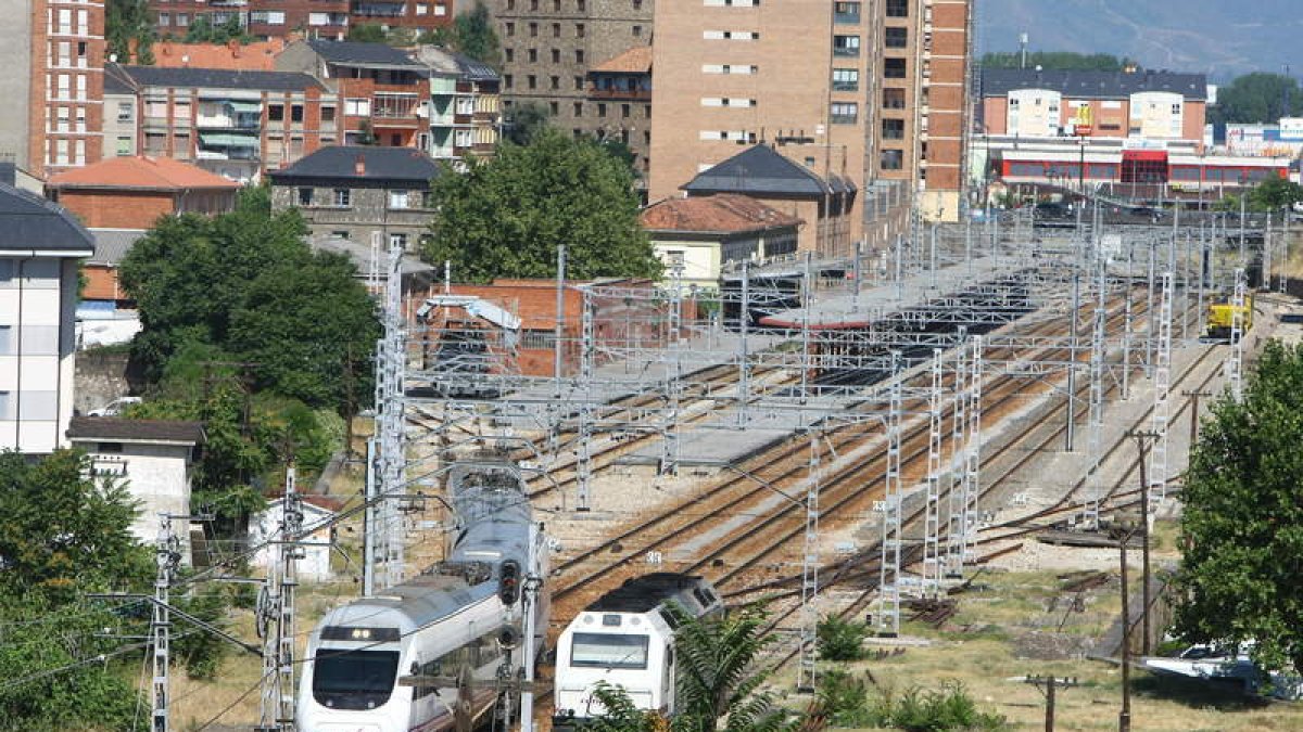 El tren Alvia que actualmente hace parada en Ponferrada es el serie 120, con 224 plazas.