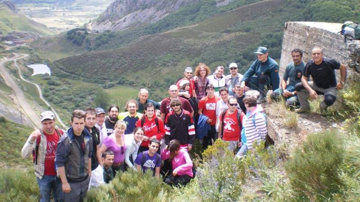 Varios alumnos durante la visita al Fortín de Alboleya.