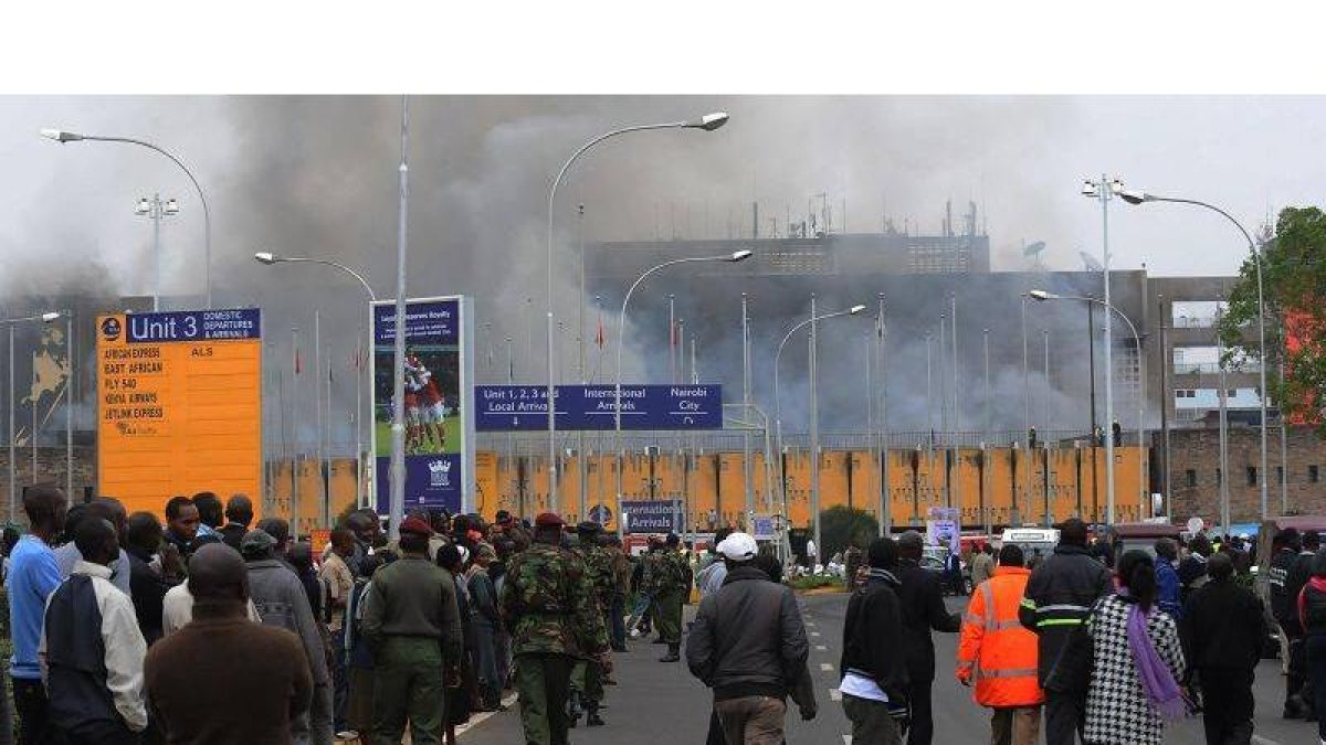 Una columna de humo se eleva sobre el aeropuerto internacional Jomo Kenyatta.