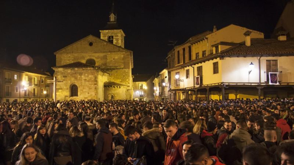 Cita de los participantes de Genarín en la plaza del Grano el pasado Jueves Santo por la noche.