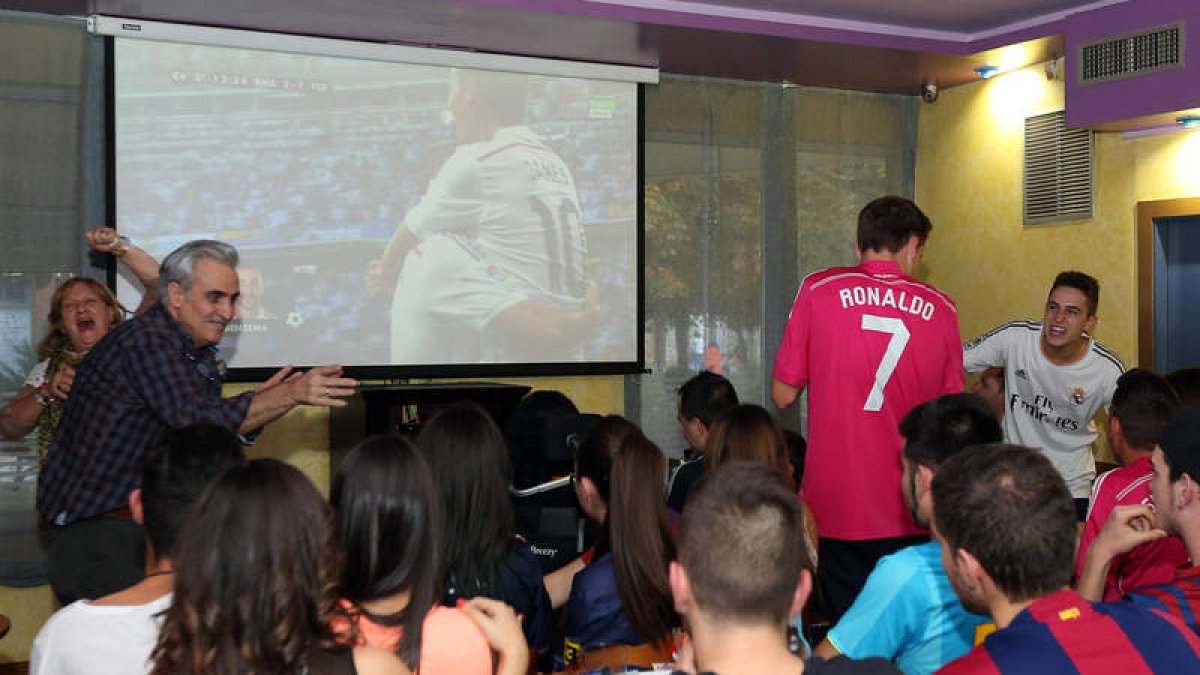Los bares leoneses se inundaron de aficionados del Real Madrid y del Barça para vivir un ‘clásico’ que ayer fue muy blanco
