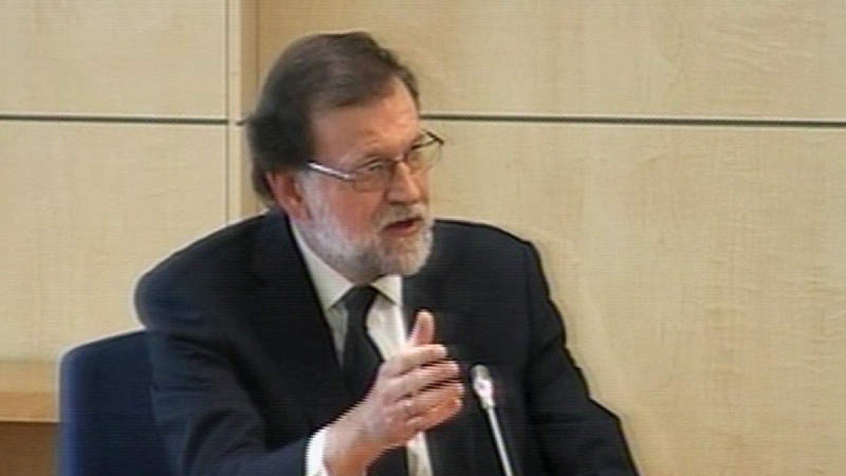 Imagen capturada de la señal de vídeo que muestra a Mariano Rajoy durante su declaración. EFE