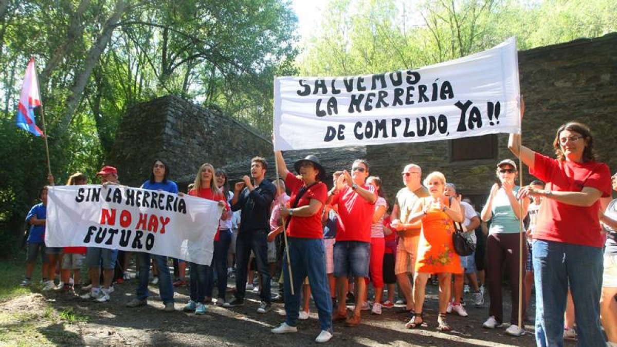 Varias decenas de personas participan en una marcha a la herrería de Compludo para reivindicar su rehabilitación y reapertura