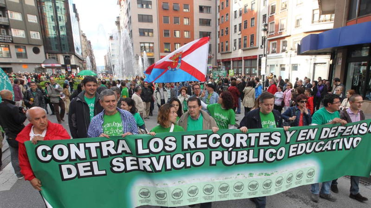 Cabeza de la manifestación que ayer recorrió el centro de Ponferrada.