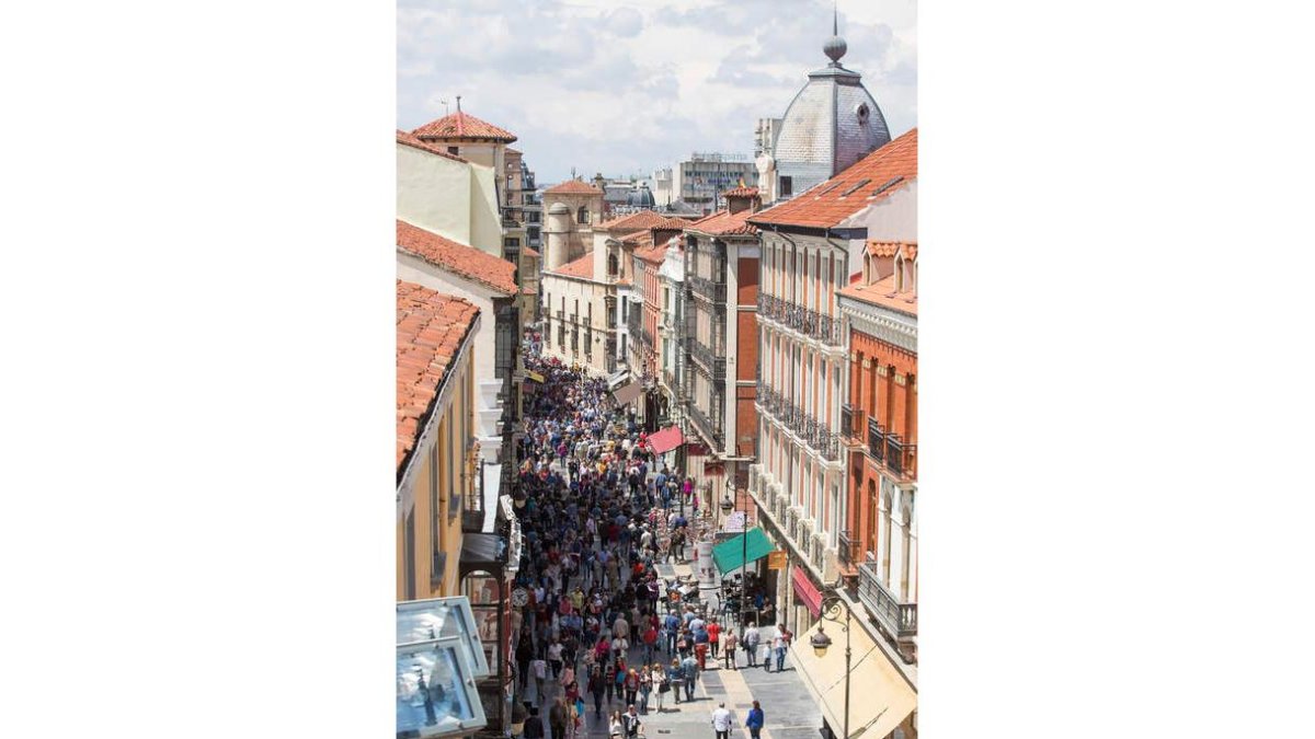 Personas pasean por la calle Ancha de León. FERNANDO OTERO