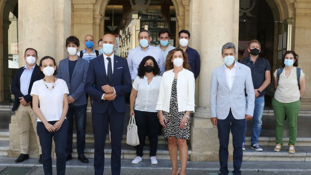 El alcalde de León, José Antonio Diez; el presidente del Consejo de Administración de ILDEFE, Carmelo Alonso; la directora general del ICE, Susana García y la directora general de INCIBE, Rosa Díaz entre otros. DL | RAMIRO