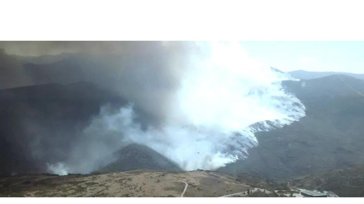 El incendio que arrasa La Cabrera ha llegado ya a Villarino.