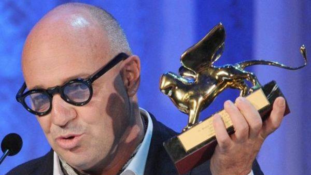 Gianfranco Rosi recoge el León de Oro en Venecia.