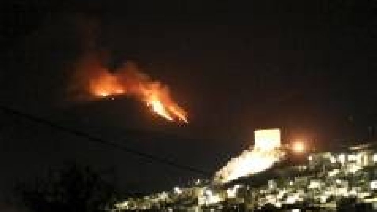 El incendio (en la foto cerca de La Alhambra) se inició en el paraje de El Tello, en Lanjarón