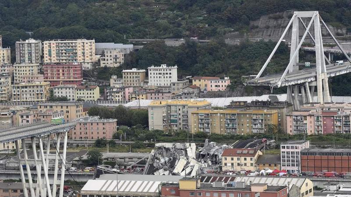 Imagen que muestra el estado en el que ha quedado el puente tras el derrumbe de un tramo en Génova. EFE