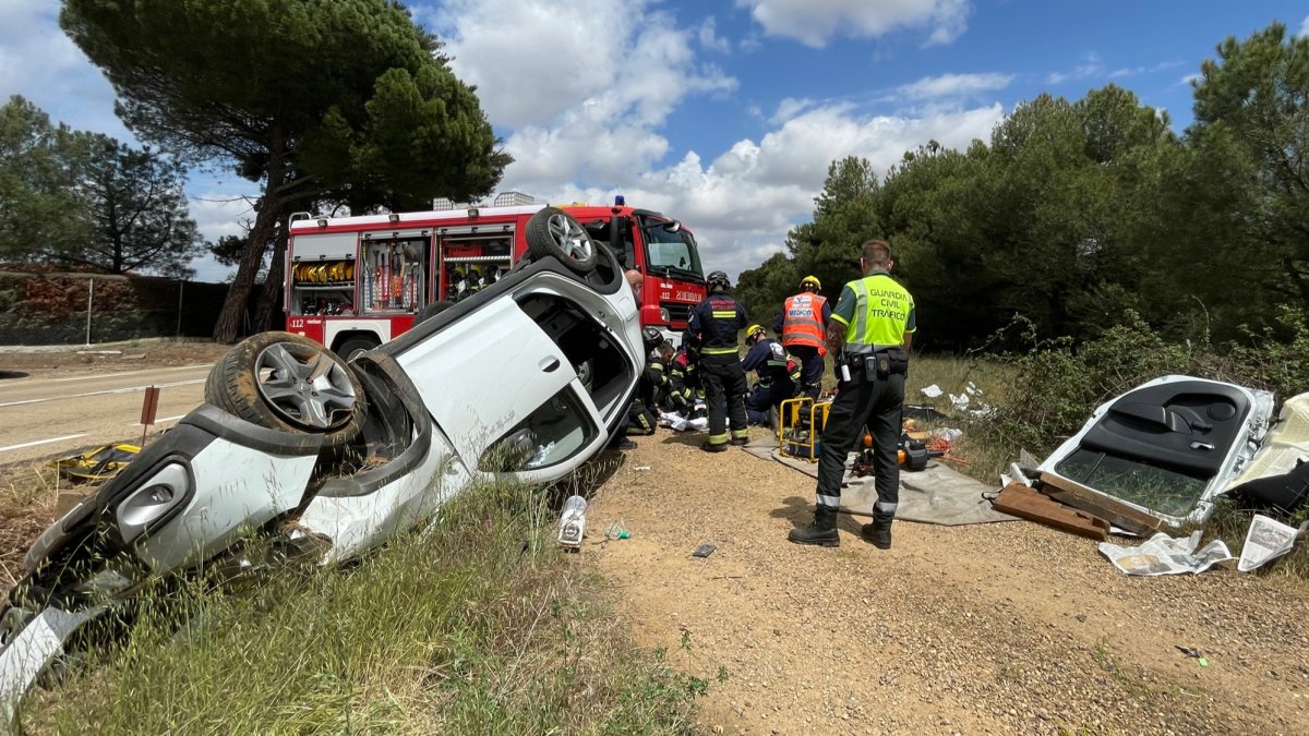 En el accidente intervinieron los Bomberos, la Guardia Civil y Sacyl. LUIS CANAL