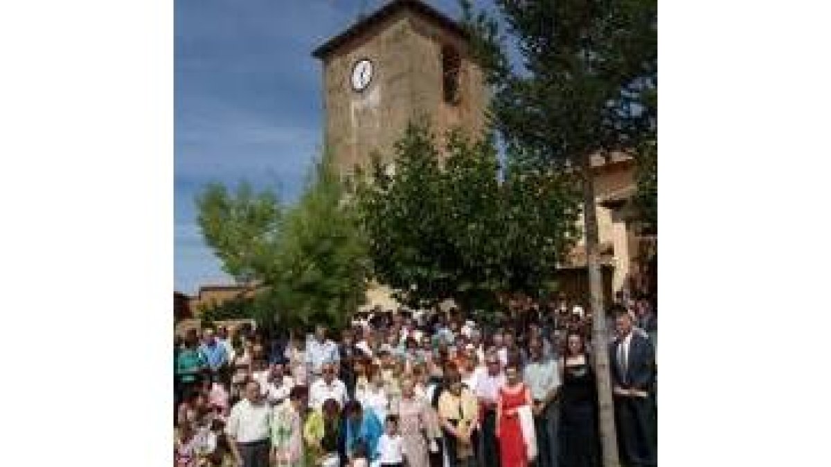 Los Redondo de Villaturiel, posando ante la torre de la iglesia del pueblo