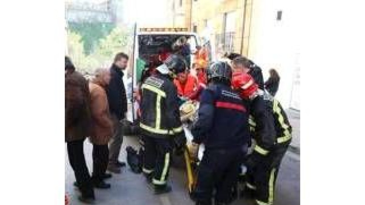 Momento en el que el herido es rescatado por los bomberos