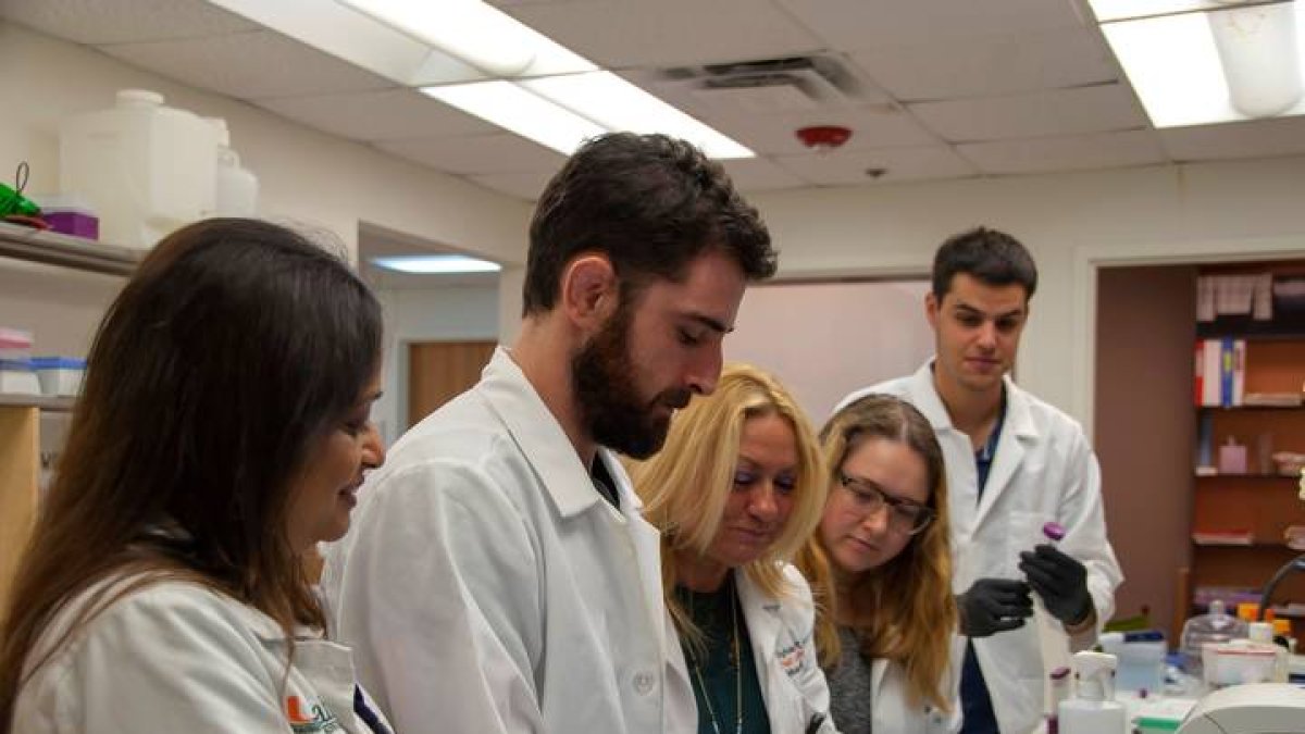 Equipo de Miami dirigido por la española Sylvia Daunert (centro) crea test fácil y rápido para Covid-19. UM