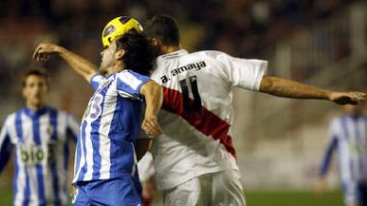 El delantero de la Deportiva, Saizar, pelea un balón aéreo con el central del Rayo Vallecano, Amaya.