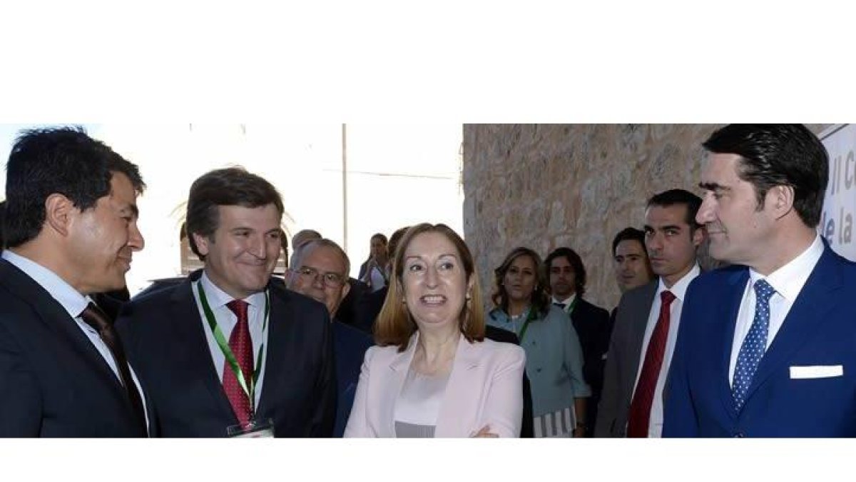 La ministra de Fomento, Ana Pastor, junto al presidente de Empresa Familiar de Castilla y León, Alfonso Jiménez, y el resto de autoridades a su llegda al II Congreso Regional de la Empresa Familiar que se celebra en Valbuena de Duero (Valladolid).